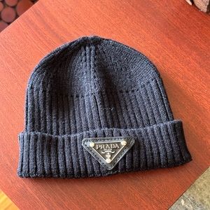 New unisex knitted Hat. Size small. Good for women’s / kids-Boys and girls.